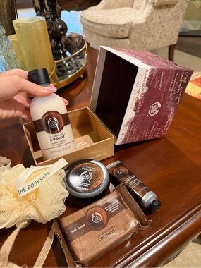 The Body Shop Coconut Bath & Body Set